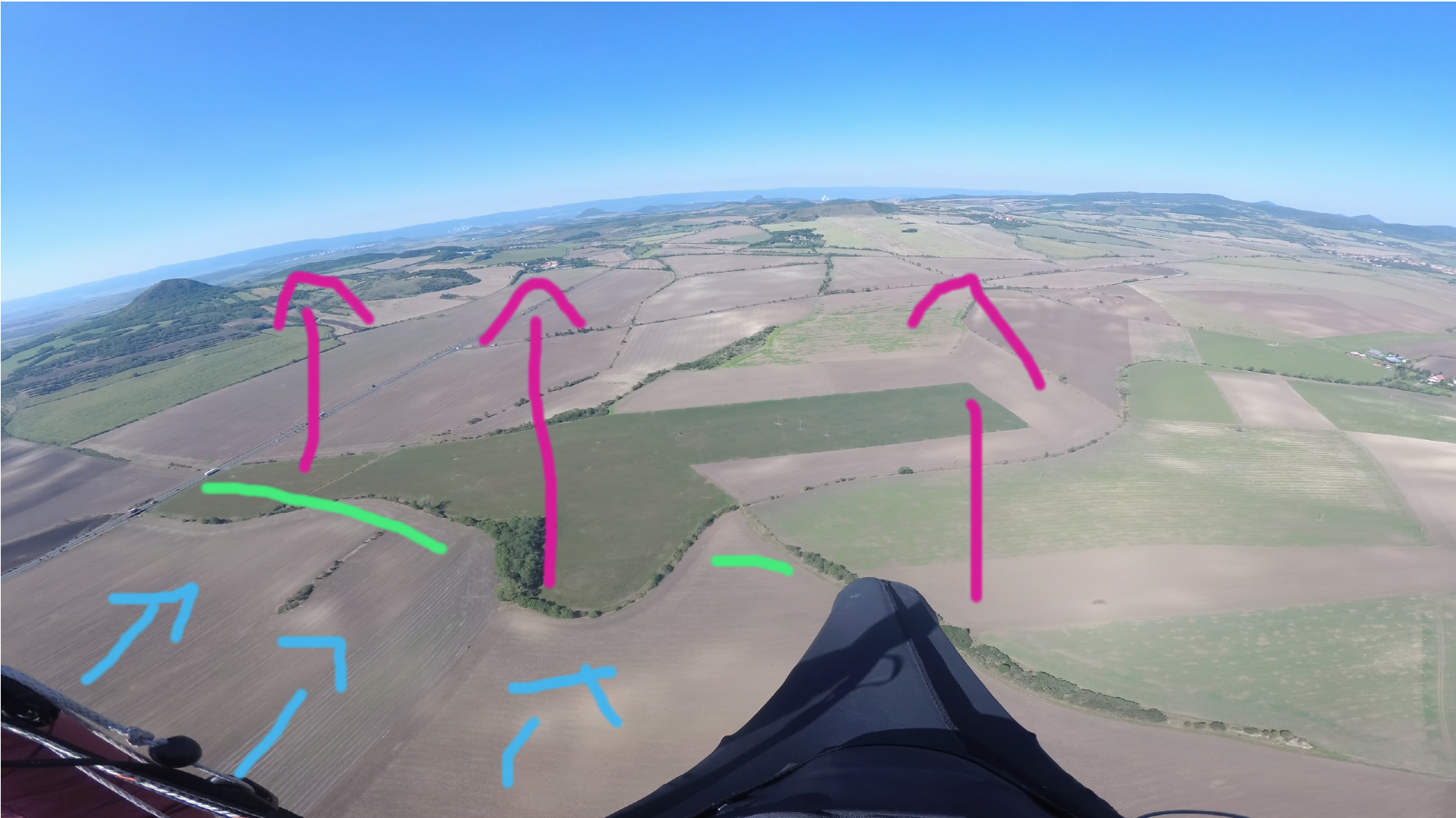 Odtrhovky mezi Ranou a Oblíkem - změna povrchu, rozrušení terénu, podporované větrná konvergence Raná/Oblík a velkou sadou polí jako kolektory